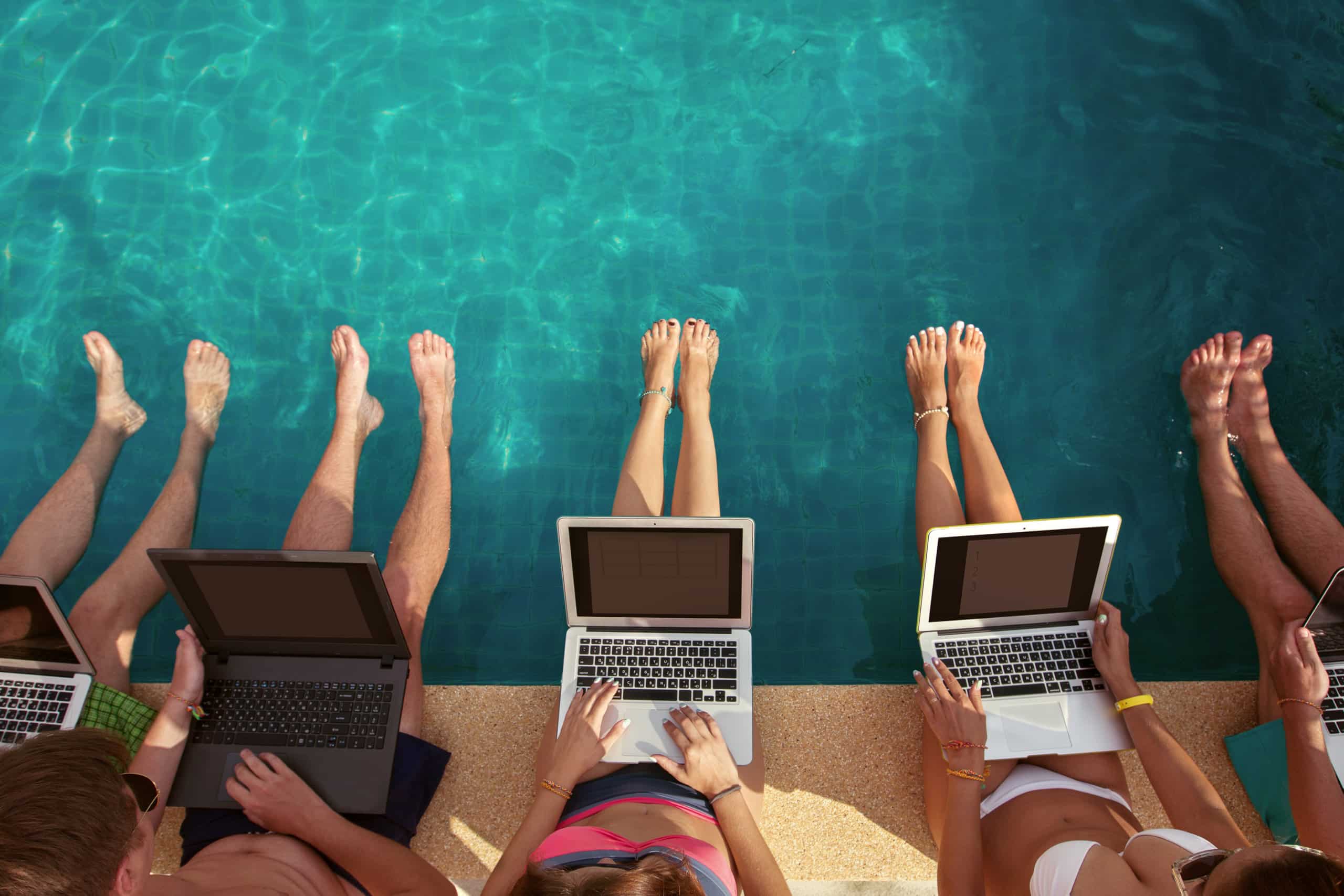 rédacteurs Culture Nutrition au bord d'une piscine